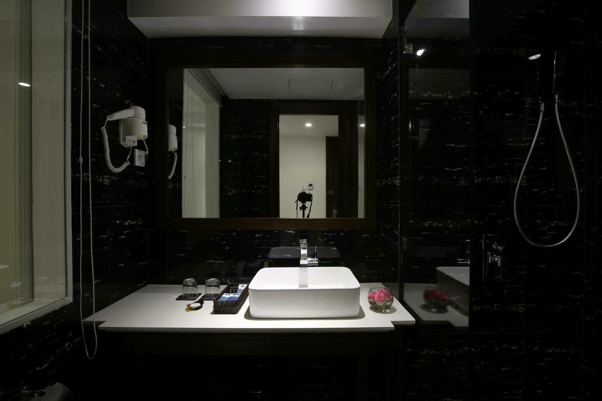 Adaline Hotel And Suite Дананг Екстериор снимка