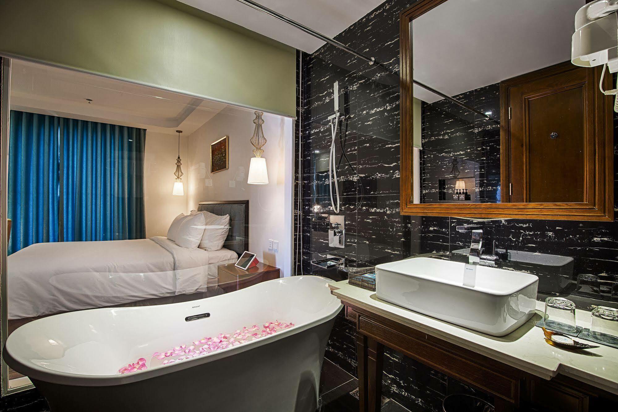 Adaline Hotel And Suite Дананг Екстериор снимка